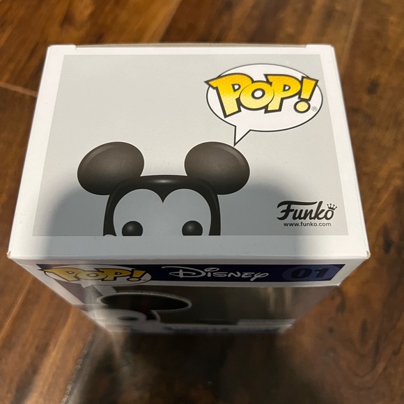 Funko Pop Disney #01 Mickey Mouse (Gold) Barnes & Noble Exclusive - Picture 6 of 6